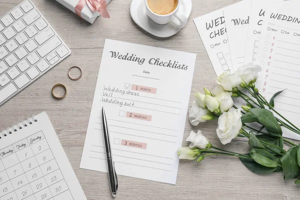 木製テーブルの上の結婚式のチェックリストとフラットレイアウト組成 — ストック写真