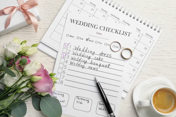 木製テーブルの上の結婚式のチェックリストとカレンダーとフラットレイアウトの組成 — ストック写真