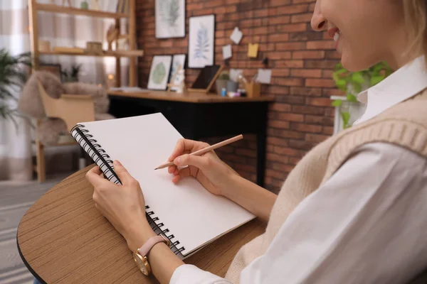 家庭で鉛筆でスケッチブックを描く女性 クローズアップ — ストック写真