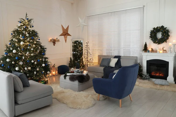 Interior Acolhedor Sala Estar Com Bela Árvore Natal Mobiliário Confortável — Fotografia de Stock