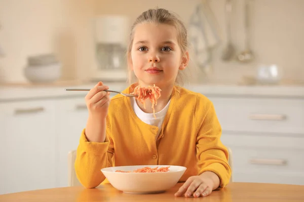 Carino Bambina Mangiare Gustosa Pasta Tavola Cucina — Foto Stock