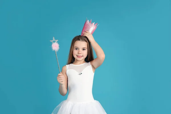 Menina Bonito Coroa Rosa Com Varinha Mágica Fundo Azul Claro — Fotografia de Stock