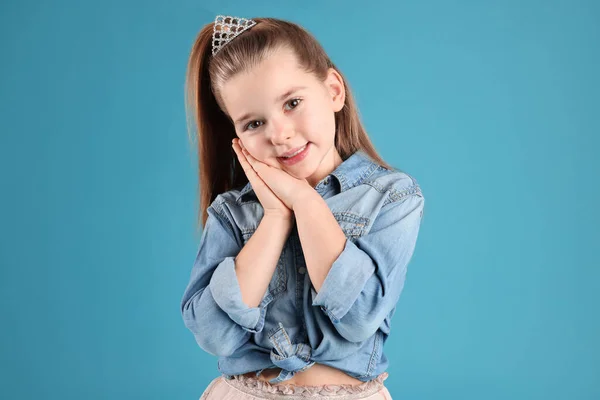 Cute Girl Diademie Jasnoniebieskim Tle Mała Księżniczka — Zdjęcie stockowe