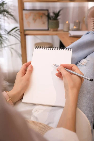 Vrouw Tekening Schetsboek Met Potlood Thuis Close — Stockfoto