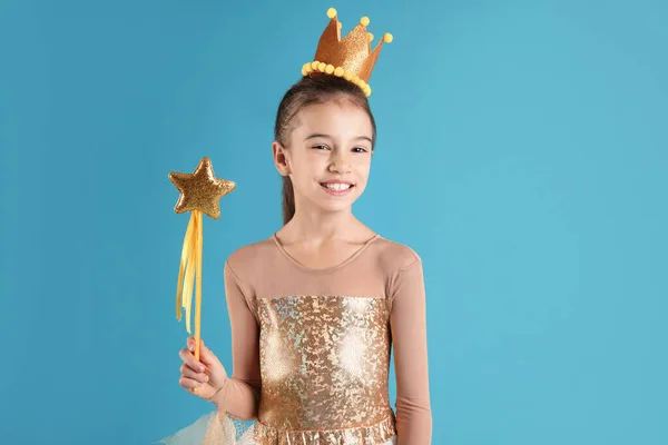 漂亮的女孩穿着童话般的衣服 头戴金色的王冠 头戴魔杖 背景浅蓝色 小公主 — 图库照片