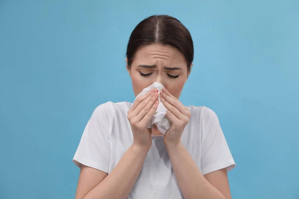 Een Vrouw Die Neus Snuit Een Lichtblauwe Achtergrond Verkoudheid — Stockfoto