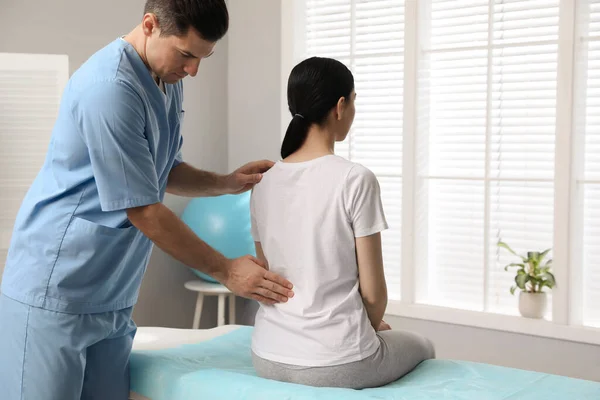 Orthopedist Examining Woman Back Clinic Scoliosis Treatment — Stock Photo, Image
