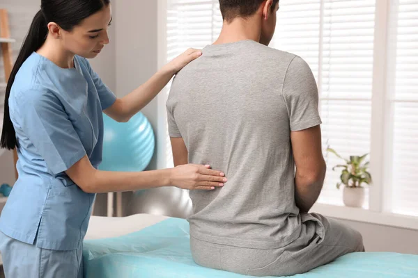Orthopäde Untersucht Den Rücken Des Mannes Der Klinik Skoliose Behandlung — Stockfoto