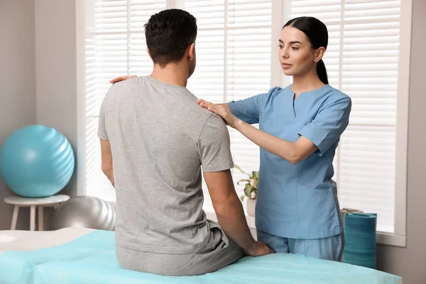 Orthopedist Examining Man Clinic Scoliosis Treatment — Stock Photo, Image