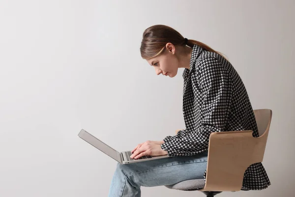 Donna Con Cattiva Postura Utilizzando Computer Portatile Mentre Seduto Sulla — Foto Stock