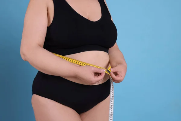 Overgewicht Vrouw Ondergoed Meten Taille Met Tape Lichtblauwe Achtergrond Close — Stockfoto