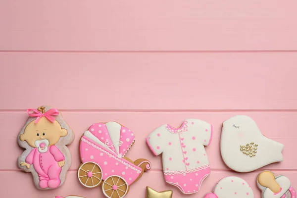 Aranyos Ízletes Cookie Különböző Formájú Helyet Szöveg Rózsaszín Asztal Lapos — Stock Fotó