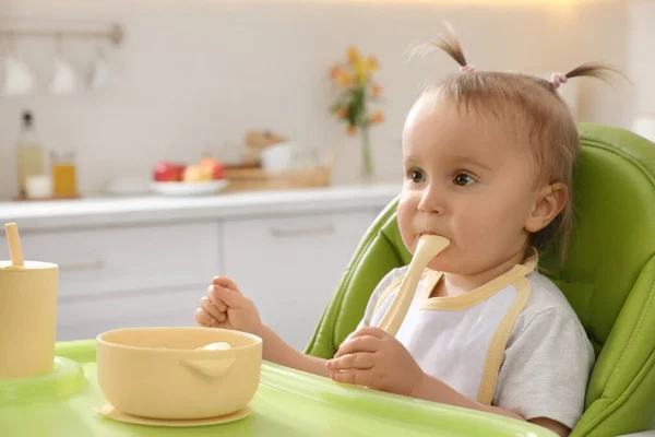 Söt Liten Bebis Äta Mat Barnstol Köket — Stockfoto