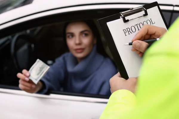 Женщина Дает Взятку Полицейскому Окна Машины Крупным Планом — стоковое фото