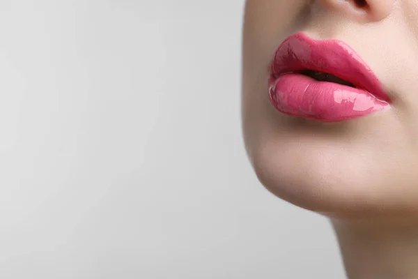 Close Zicht Mooie Jonge Vrouw Met Perfecte Lippen Make Lichtgrijze — Stockfoto