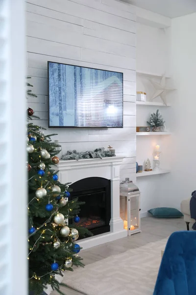 Stilvolle Wohnzimmereinrichtung Mit Modernem Kamin Und Weihnachtsbaum — Stockfoto