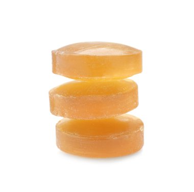 Beyaz arka planda sarı öksürük pastili. İlaç ürünleri.