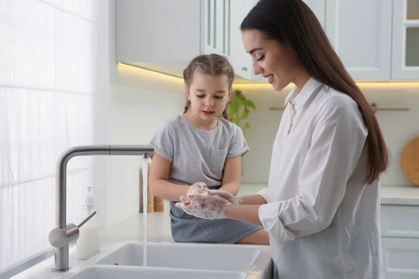 Mãe Filha Lavar Mãos Com Sabão Líquido Cozinha — Fotografia de Stock