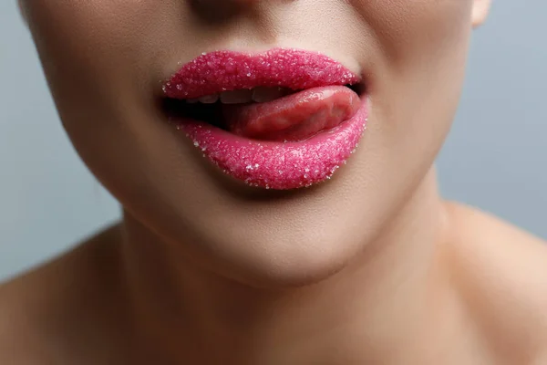 Closeup Άποψη Της Γυναίκας Χείλη Καλυμμένα Ζάχαρη Ανοιχτό Γκρι Φόντο — Φωτογραφία Αρχείου