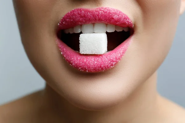 Mujer Con Labios Hermosos Comiendo Cubo Azúcar Sobre Fondo Gris — Foto de Stock