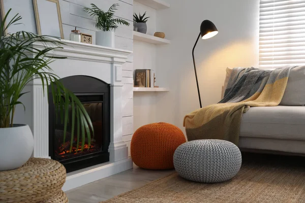 Stilvolle Bequeme Hocker Der Nähe Von Sofa Zimmer Wohndesign — Stockfoto
