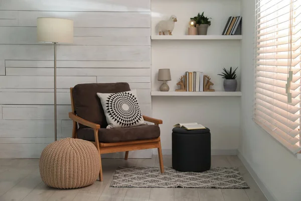 Stijlvolle Comfortabele Poezen Buurt Van Een Fauteuil Kamer Home Design — Stockfoto