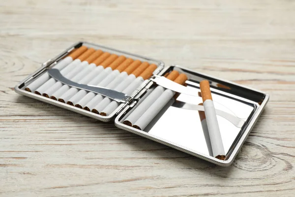 Beyaz Ahşap Masa Üzerinde Sigara Bulunan Şık Bir Çanta — Stok fotoğraf
