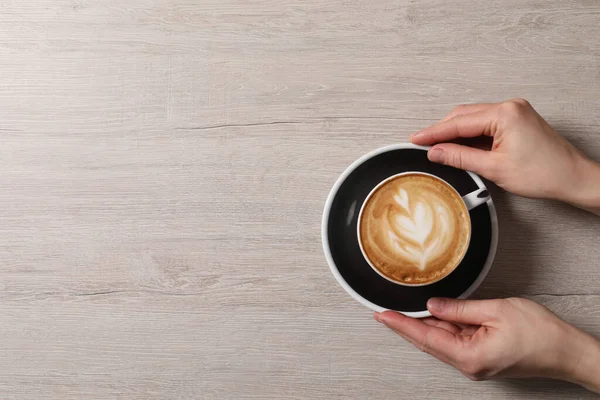 Egy Egy Csésze Aromás Kávéval Asztalnál Felülnézetből Szöveg Helye — Stock Fotó