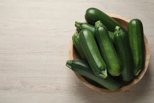 Rohe Reife Zucchinis Schale Auf Weißem Holztisch Draufsicht Raum Für — Stockfoto