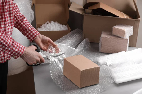 Mujer Cortando Papel Burbuja Mesa Almacén Primer Plano —  Fotos de Stock