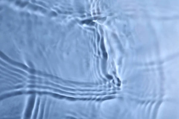 Widok Bliska Wody Falowaną Powierzchnią Niebieskim Tle — Zdjęcie stockowe