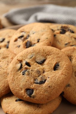 Tabakta lezzetli çikolatalı kurabiyeler, yakın plan.