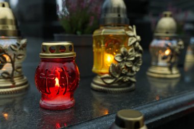 Mezarlıkta granit yüzeyde mezar ışıkları