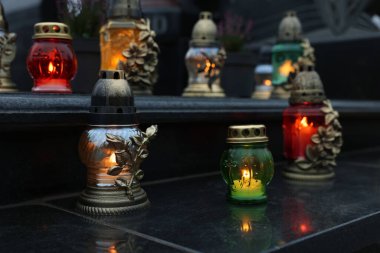 Mezarlıkta granit yüzeyde mezar ışıkları