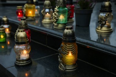 Mezarlıkta granit yüzeyde mezar ışıkları