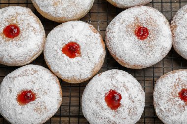 Soğutma rafında jöle ve pudra şekerli bir sürü lezzetli çörek, üst manzara.