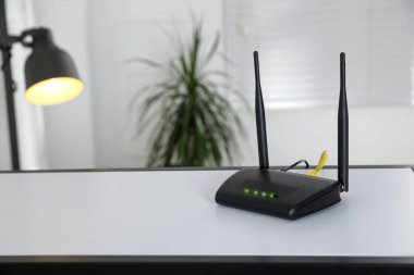 Modern Wi-Fi yönlendirici masa içinde. Metin için boşluk