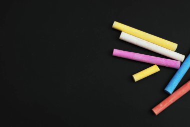 Siyah tahtada renkli tebeşirler, düz yatıyordu. Metin için boşluk