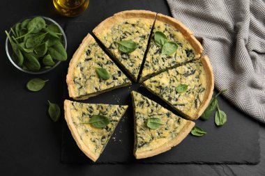 Tahta tabakta ıspanaklı turta kes, düz yat.