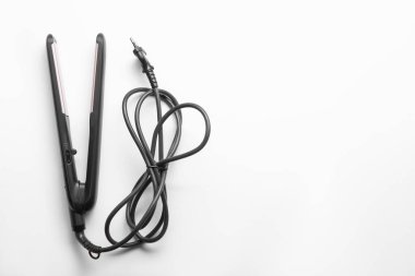 Modern düz saç ütüsü beyaza izole edilmiş, üst manzara