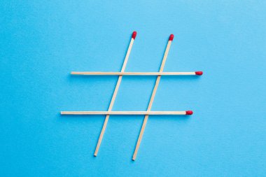 Turkuaz arkaplanda kibritlerin etiket sembolü, üst görünüm