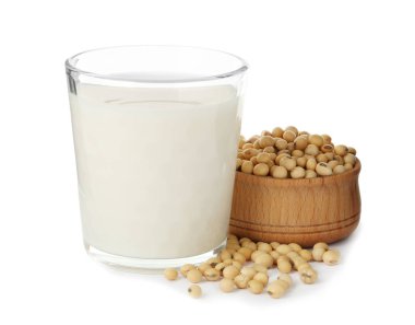 Bir bardak taze soya sütü ve beyaz arka planda fasulye.