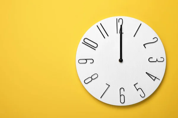 黄色の背景に近代的な時計 トップビュー テキストのスペース — ストック写真