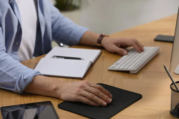 Man Working Computer Table Office Closeup — Stock Photo, Image