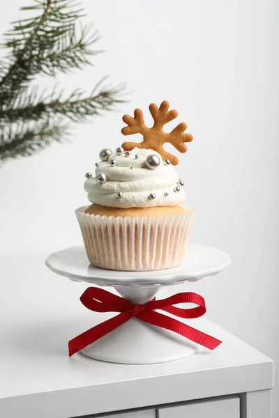 Смачний Різдвяний Кекс Кремом Печивом Сніжинки Білому Столі — стокове фото