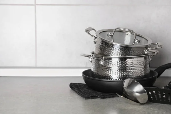 Conjunto Diferentes Utensílios Cozinha Bancada Cinza Cozinha Espaço Para Texto — Fotografia de Stock