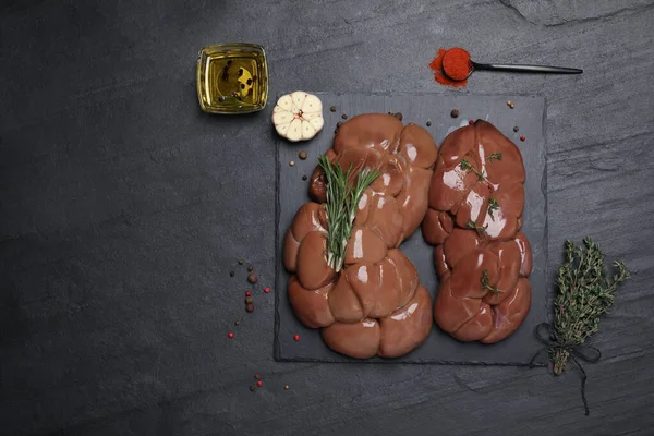黒のテーブルの上に調味料と新鮮な生腎臓 平らなレイアウト テキストのスペース — ストック写真
