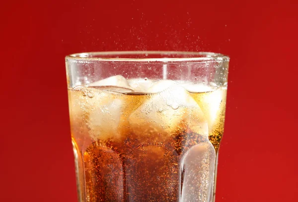 Copo Refrigerante Refrescante Bebida Com Cubos Gelo Fundo Vermelho Close — Fotografia de Stock