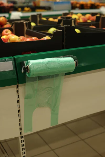 Műanyag Zacskók Közelében Ládák Gyümölcsökkel Szupermarketben — Stock Fotó