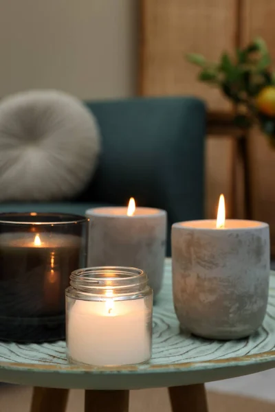 Kerzen Auf Dem Tisch Wohnzimmer Anzünden Raum Für Text — Stockfoto